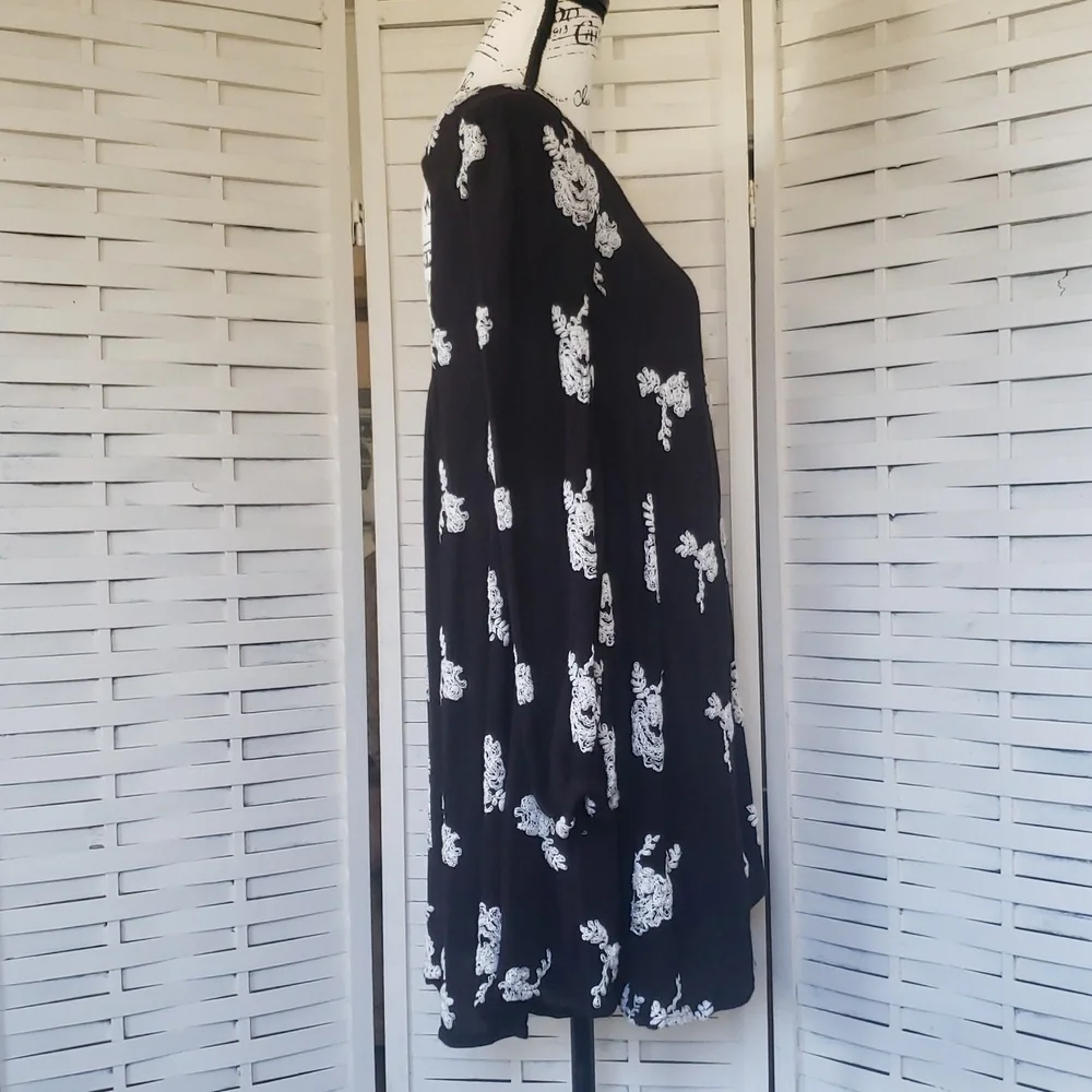 Black and White Floral Blouse - Picture 4 of 7